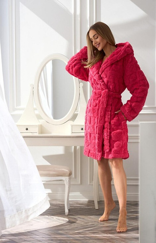 Szlafrok damski L&L 2553 Valentina z kapturem – krótki, miękki, wzór w serca- malinowy 