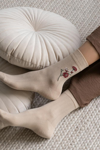 Steven art.017 Planeta Ziemia beżowy jasny 042– wzorzyste skarpetki damskie z bawełny