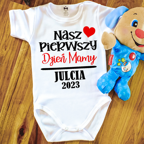 Body krótki rękaw "Nasz pierwszy dzień mamy z imieniem" Moocha biały