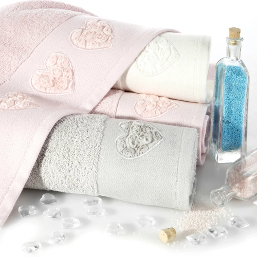 Ręcznik Kamila serca wypełnione różyczkami Eurofirany pudrowy róż 