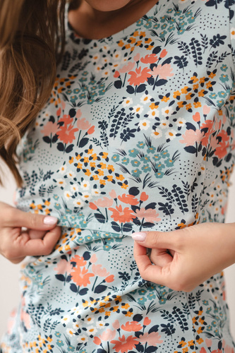 Bluzka do karmienia i ciążowa z krótkim rękawem Milk Shirt Milk&Love łąka na błękitnym