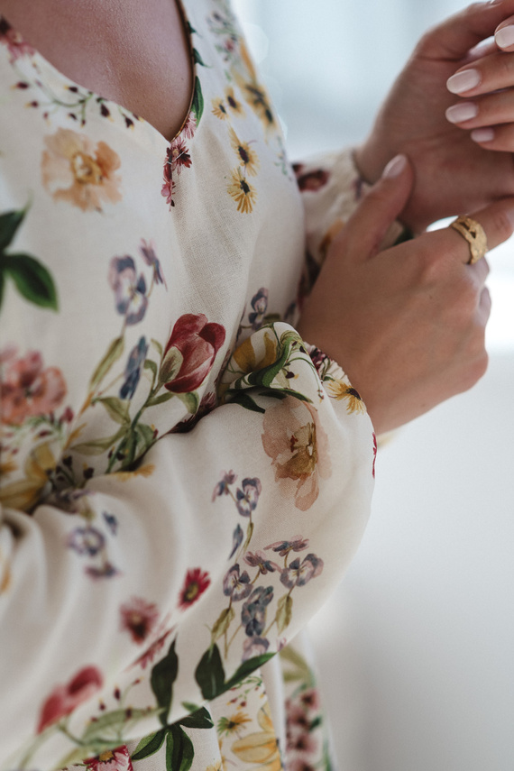 Sukienka ciążowa i do karmienia Lovely Dress Midi Milk&Love kremowa w kwiaty– naturalna tkanina z lnem, elegancka midi z zamkami do karmienia