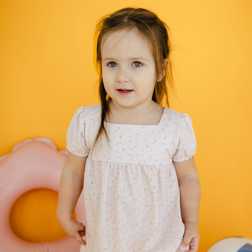 Sukienka z krótkim rękawem Meadow Eevi - różowy