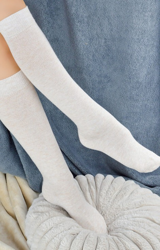 SB158 Podkolanówki damskie Noviti beżowe – wygodne, gładkie z miękkiej dzianiny