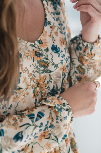 Sukienka ciążowa i do karmienia Lovely Dress Midi Milk&Love beżowa w kwiaty– naturalna tkanina z lnem, elegancka midi z zamkami do karmienia