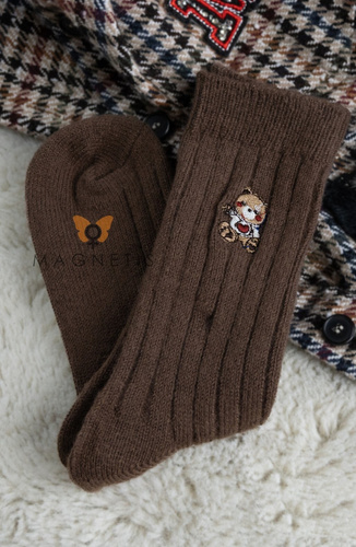 YN5041 Ciepłe skarpety damskie Magnetis brązowy– prążkowane z haftem misia