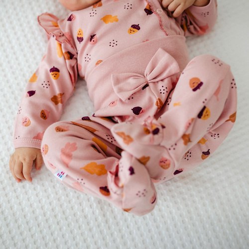 Różowy półśpioch Fluffy Tails Eevi – bawełniany, z kokardką i jesiennym nadrukiem