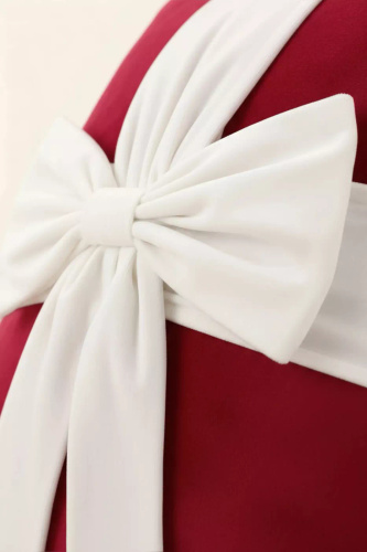 Świąteczna poszewka prezent Christmas Bow BN23 – velvet 45x45, biała z bordową kokardą, dekoracja premium
