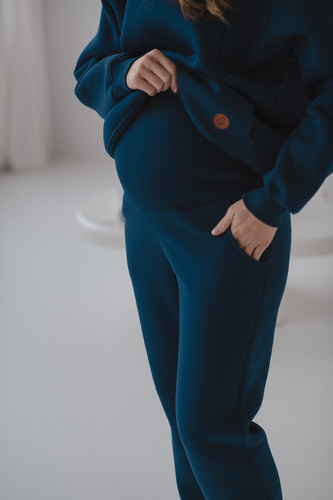 Motherhood Milk&Love navy– spodnie ciążowe dresowe z elastycznym pasem, gruba dzianina, bawełna z poliestrem
