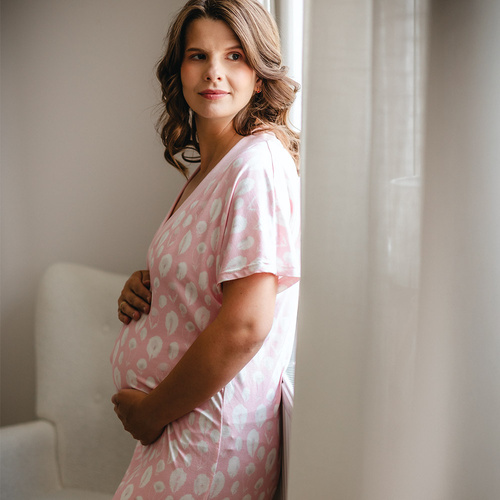 Eevi Emily różowa– koszula bambusowa ciążowa i do karmienia bez zapięcia, piórka