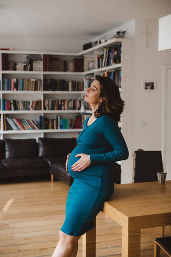 Sukienka ciążowa i do karmienia z dzianiny w prążek Tummy Milk&Love szmaragdowy