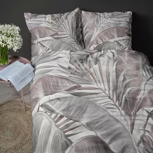 Pościel 3D z mikrofibry 5435 A Detexpol – tropikalne liście w pudrowych barwach. Stylowa, lekka, łatwa w utrzymaniu czystości.