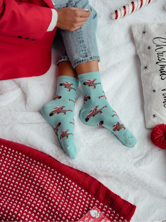Skarpety Milena 1283.041 – Kapibara na łyżwach, świąteczne damskie, Niebieski pastelowy,