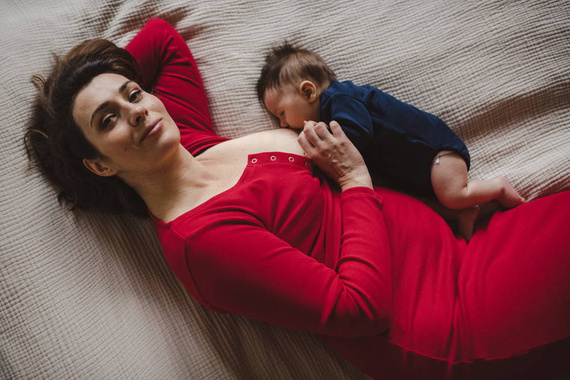 Sukienka ciążowa i do karmienia z dzianiny w prążek Tummy Milk&Love karminowy