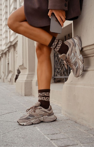 0200-127 Dwa Cętkowane Paski Skarpety damskie Milena brązowe  – bawełniane, prążek