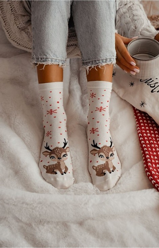 1283-036 Skarpety damskie Mała Reniferka Milena ecru– świąteczne, kolorowe, bawełniane
