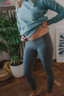 ciemny szary