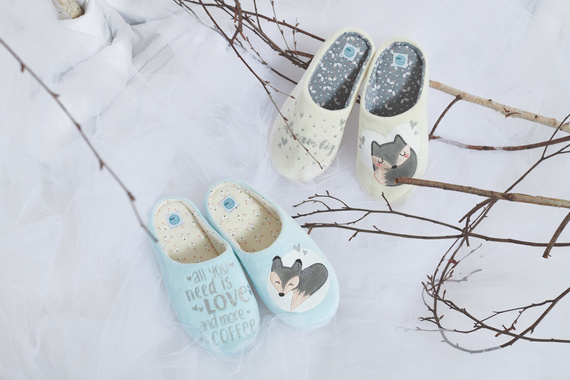 Fixy Sorbetto niebieskie – miękkie kapcie damskie z aplikacją 3D i antypoślizgową podeszwą