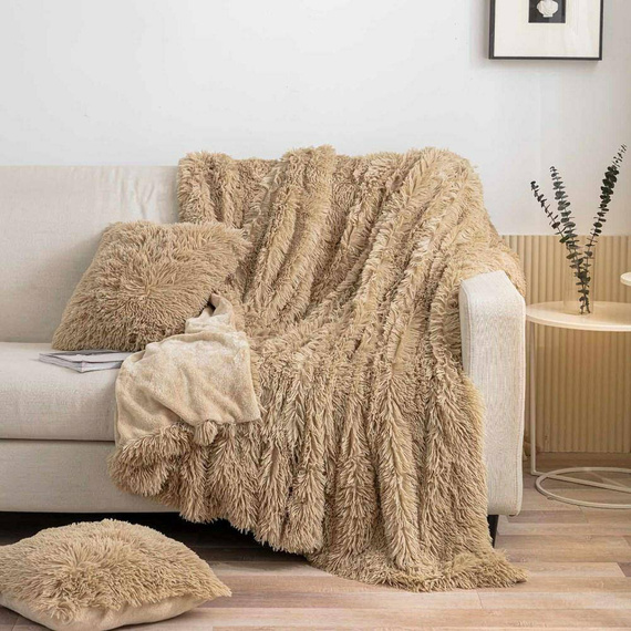 Koc narzuta włochacz futrzak fotelówka Yeti Spod Igły i Nitki pudrowy