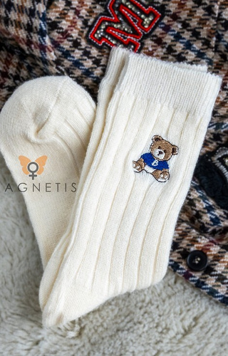YN5041 Ciepłe skarpety damskie Magnetis białe  – prążkowane z haftem misia