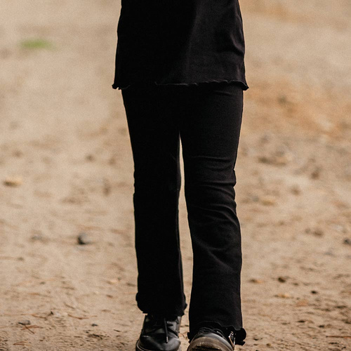 Simply Comfy Eevi czarne – bawełniane legginsy dziecięce dzwony z elastycznym pasem