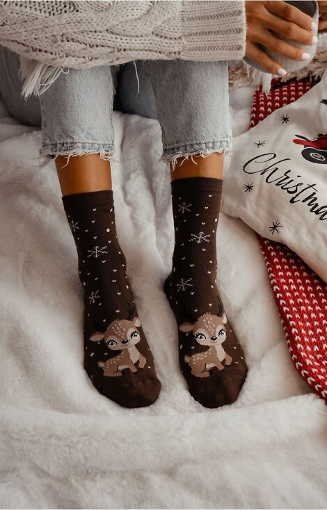 1283-036 Skarpety damskie Mała Reniferka Milena brązowy– świąteczne, kolorowe, bawełniane