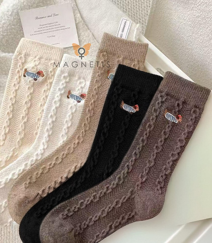 CO5028 Skarpety damskie Magnetis Jamnik – bawełna, wzór żakardowy, haft