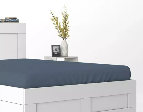 Prześcieradło satynowe z gumką jPure ednobarwne Detexpol denim granatowy