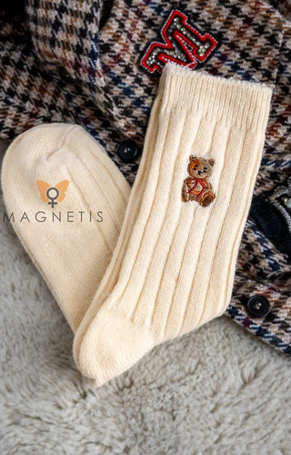 YN5041 Ciepłe skarpety damskie Magnetis ecru – prążkowane z haftem misia