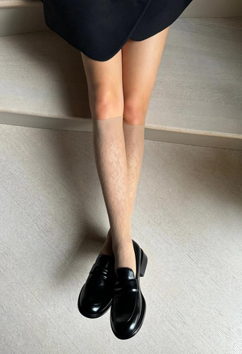 Ażurowe podkolanówki, które dodają stylu i lekkości. Komfortowy ściągacz i kobiecy wzór – idealne na co dzień.