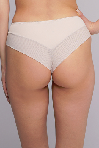 Brazyliany Ava 2256 beige– lekkie figi z mikrofibry, koronkowy przód, komfortowe dopasowanie