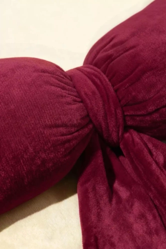 Bordowa poduszka świąteczna Kokarda – welurowa dekoracja od Spod Igły i Nitki, Oeko-Tex