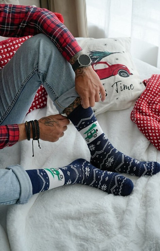 1290-030 Skarpety męskie świąteczne Milena granatowy 02 – Samochód z Choinką, bawełniane