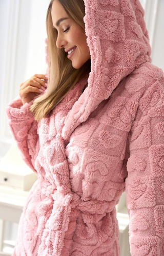 Szlafrok damski L&L 2553 Valentina z kapturem – krótki, miękki, wzór w serca- pudrowy róż 