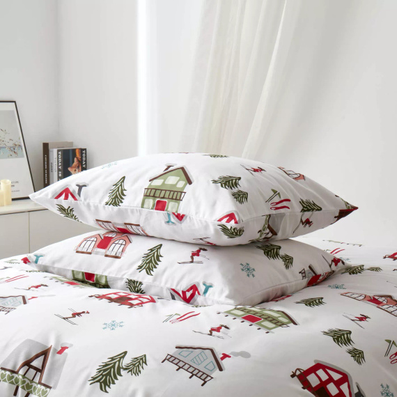 Świąteczna pościel satynowa z bawełny Skiing Spod Igły i Nitki biała czerowna zielona– gładka i elegancka