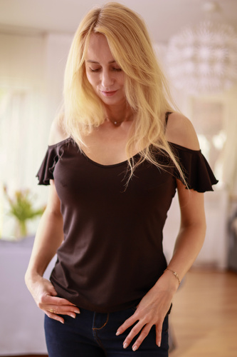 Vera Mirale – bluzka z falbaną i odkrytymi ramionami, wiskoza z elastanem, polska jakość