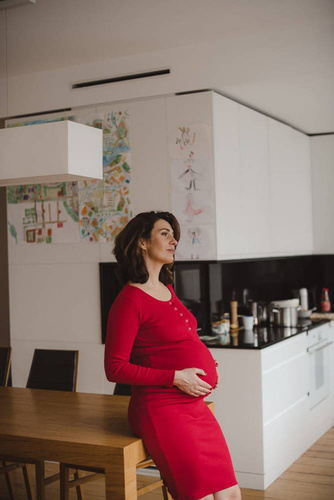 Sukienka ciążowa i do karmienia z dzianiny w prążek Tummy Milk&Love karminowy