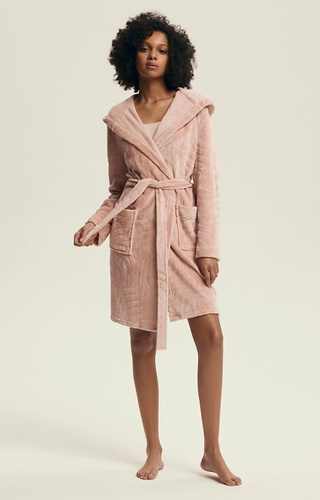 Krótki szlafrok damski 43602 Devyn Henderson dusty pink – miękki, ciepły, z kieszeniami