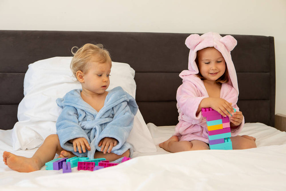 Szlafrok dziecięcy z uszami Teddy ByShelly - jasny róż