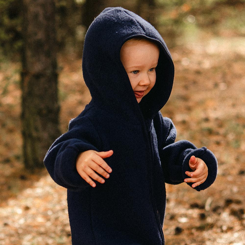 Granatowy kombinezon dziecięcy Eevi z polaru merino – komfort i ciepło