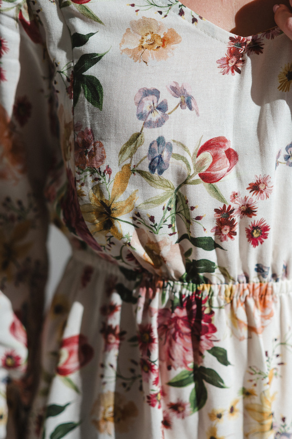 Sukienka ciążowa i do karmienia Lovely Dress Midi Milk&Love kremowa w kwiaty– naturalna tkanina z lnem, elegancka midi z zamkami do karmienia