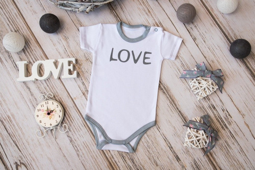 "Love" Body z krótkim rękawem Terjan - różowy