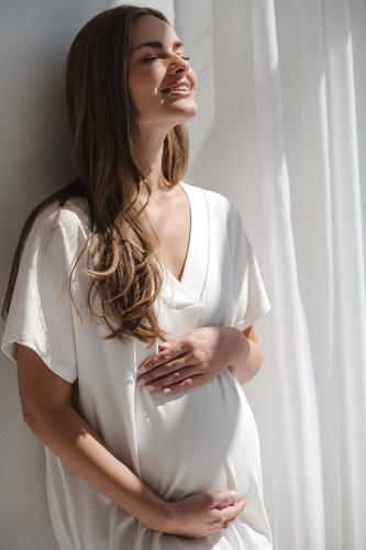 Śmietankowa koszula nocna Moon – ciążowa i do karmienia, wiskoza | Komfort i styl