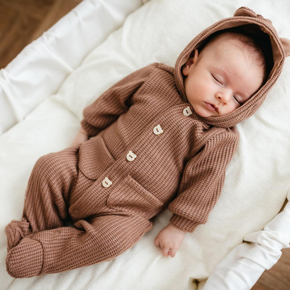 Beżowy pajac niemowlęcy Beary Cool Eevi – sweterkowy, z uszkami na kapturze