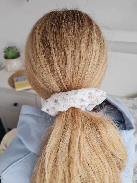 Gumka do włosów GM scrunchie muślinowa Marija - kwiatki