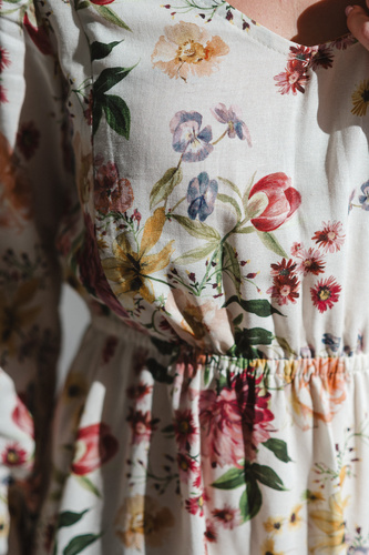 Sukienka ciążowa i do karmienia Lovely Dress Midi Milk&Love kremowa w kwiaty– naturalna tkanina z lnem, elegancka midi z zamkami do karmienia