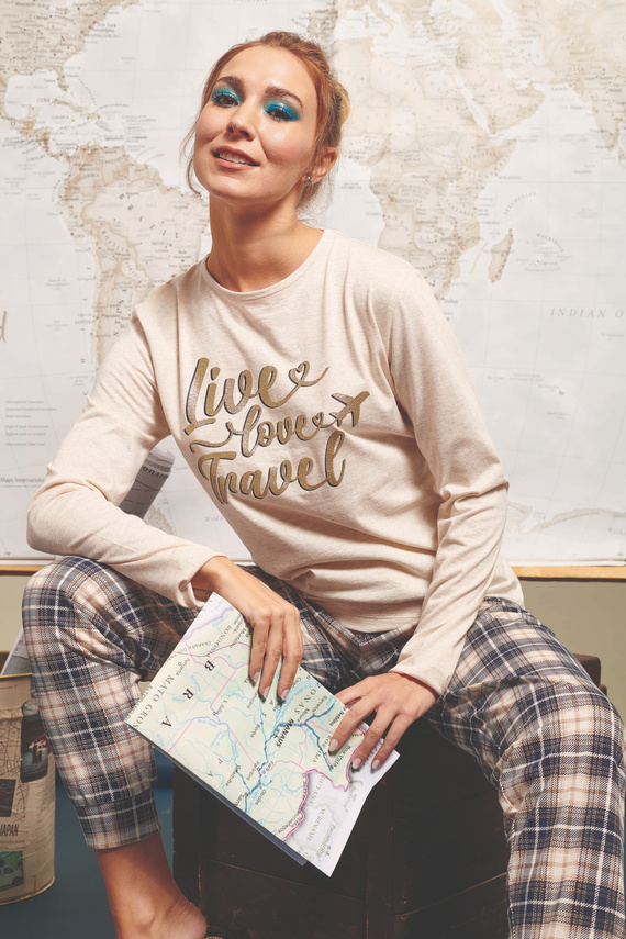 Bessy Sorbetto beżowa – damska piżama z jerseyu, ze złotym nadrukiem i spodniami w kratkę