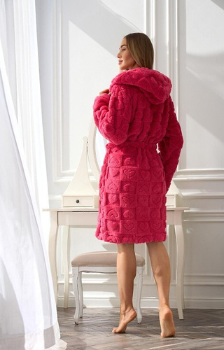 Szlafrok damski L&L 2553 Valentina z kapturem – krótki, miękki, wzór w serca- malinowy 