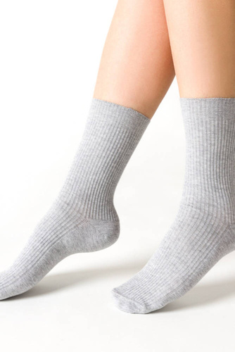Art. 062 Skarpety damskie bezuciskowe Steven - melanż jasny szary