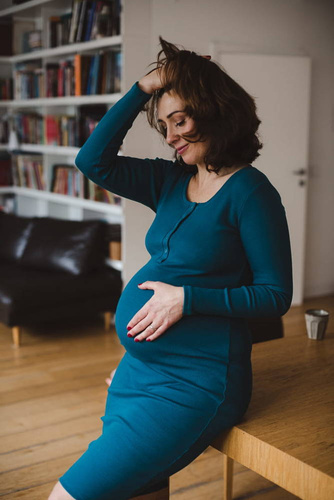 Sukienka ciążowa i do karmienia z dzianiny w prążek Tummy Milk&Love szmaragdowy